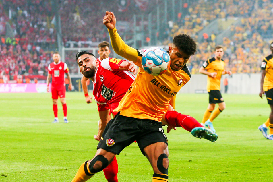 Dynamos Angreifer Ransford-Yeboah Königsdörffer (v.-r.) deutete seine Fähigkeiten einige Male an. Hier wird er von FCK-Mittelfeldmann Hikmet Ciftci bearbeitet.