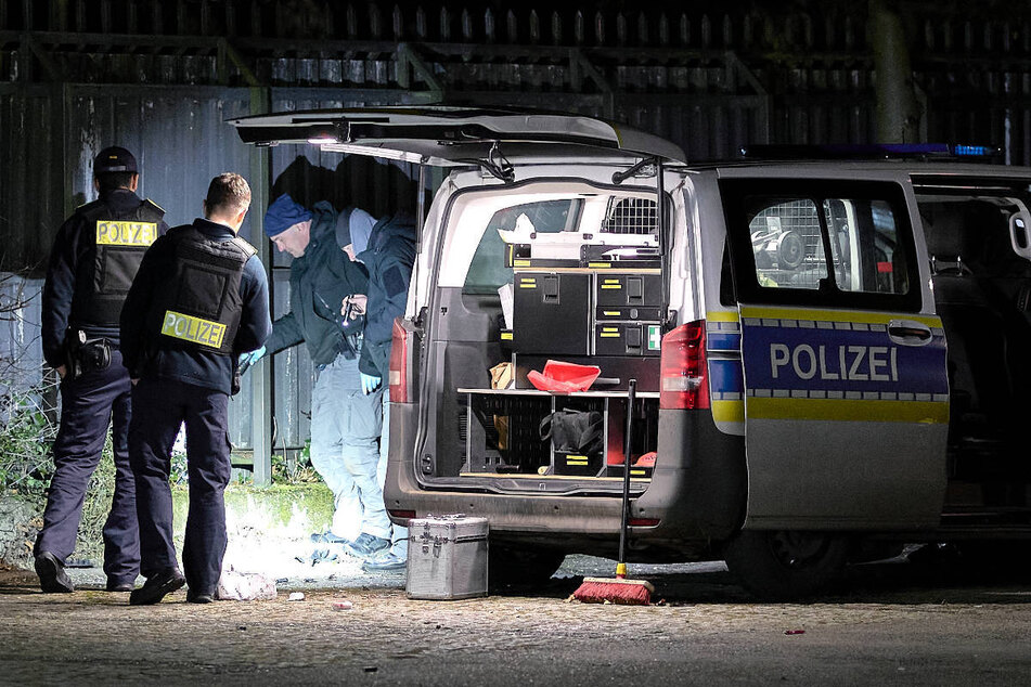 Der Oberkommissar ist bei der Detonation eines Böllers auf dem Gelände des Polizeiabschnitts 12 in Berlin-Reinickendorf schwer verletzt worden.