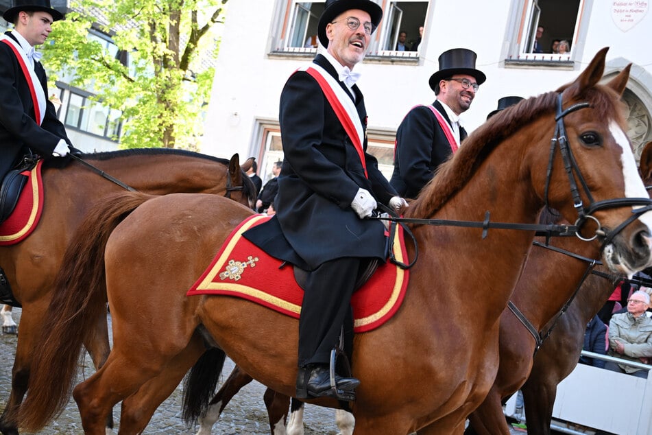 Stuttgart: Tierischer Aufgalopp lockt Tausende: "Blutritt" in Weingarten mischt den Mai auf!