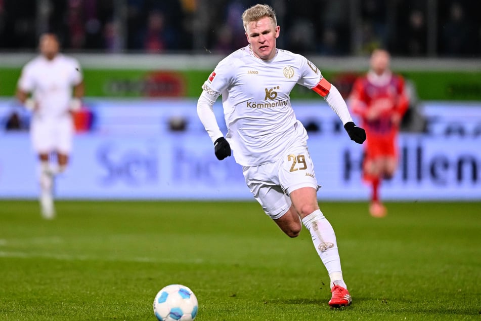 Noch immer ist der Transfer von Jonathan Burkardt (24) von Mainz zu Eintracht Frankfurt nicht in trockenen Tüchern.