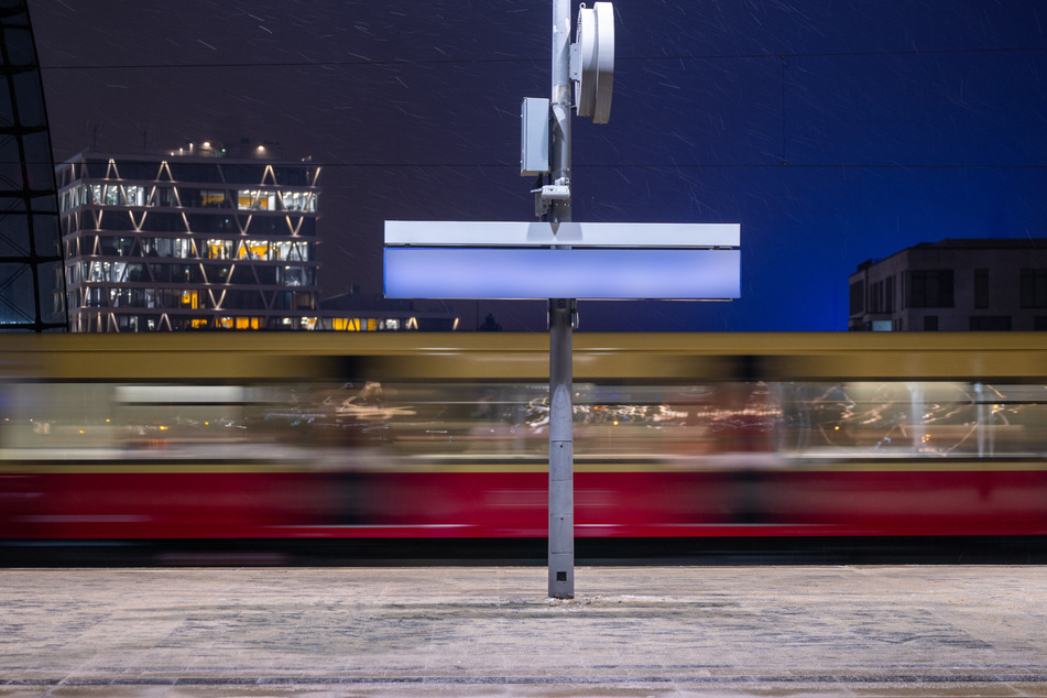 Berlin: S-Bahn-Spucker wird von Polizei zurechtgewiesen: Dann will er sich Pistole schnappen