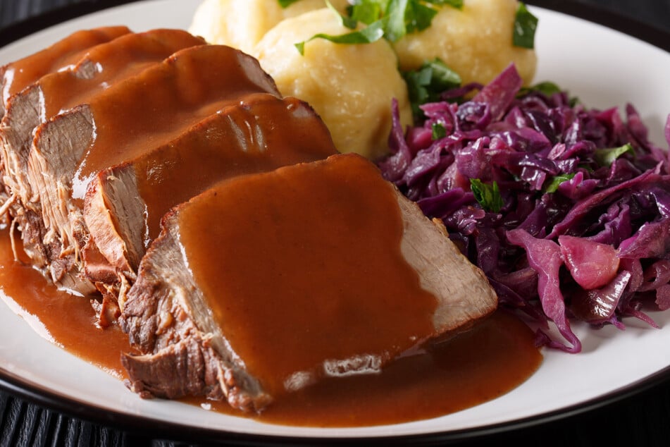 Bratensoße selber machen: Mit diesem Rezept gelingt die dunkle Bratensoße