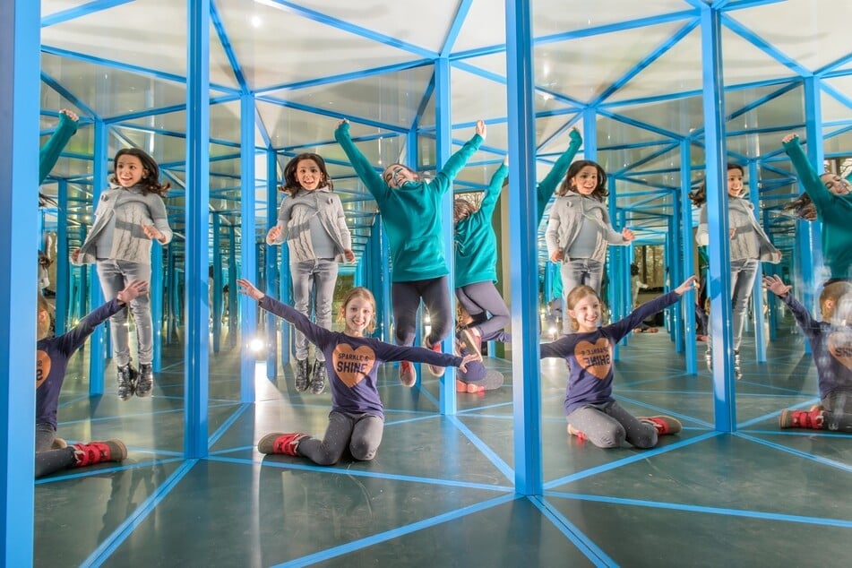 Viel Spaß im Spiegelkabinett haben kleine Besucher im Kinder-Museum des Deutschen Hygiene-Museums Dresden.