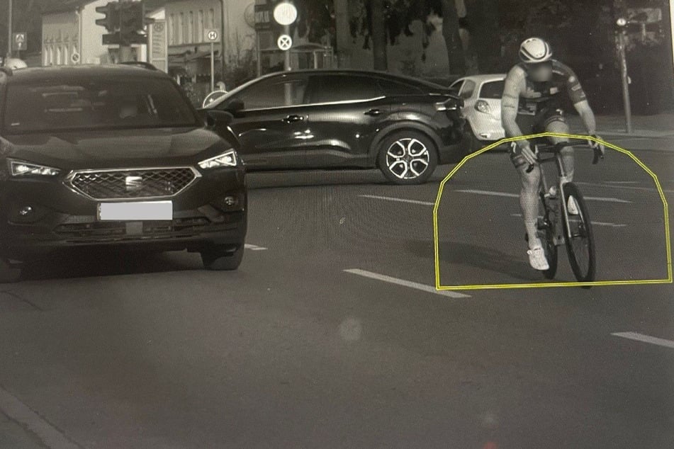 An diesem Auto zog der Rase-Radler schon mal mühelos vorbei.