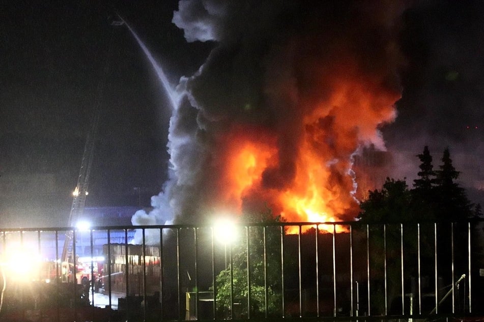 Berlin: Großeinsatz in Neukölln: Recyclinghof brennt lichterloh