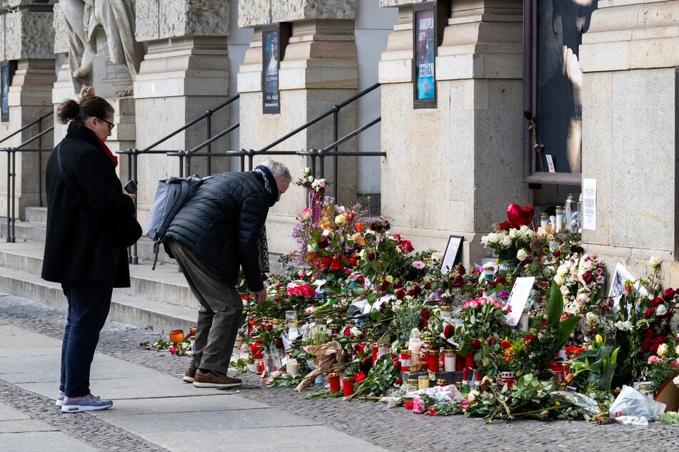 Am Theater des Westens entstand nach dem Tod der Sängerin ein Gedenkort.