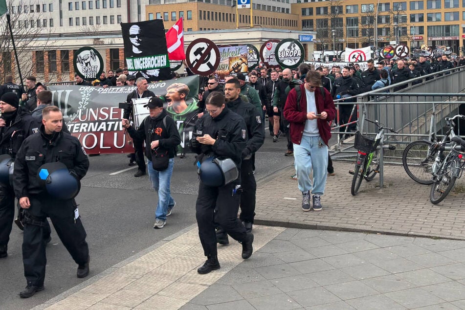 Rechtsextreme Demo in Berlin: Festnahmen, Hitlergrüße und Angriffe auf Journalisten