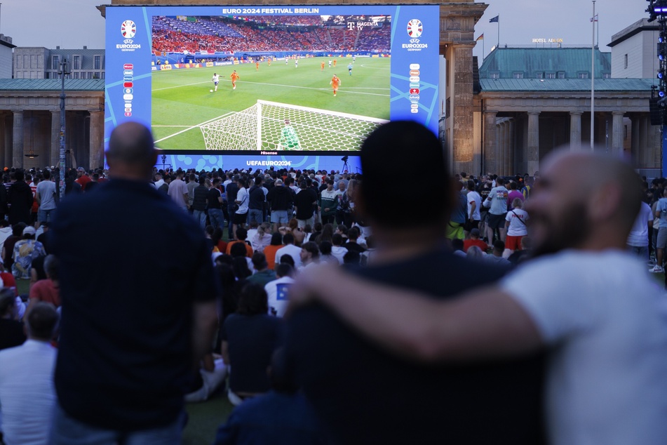 Berlin: Tausende Fans auf der Berliner Fanzone - Viele Eingänge bereits geschlossen!