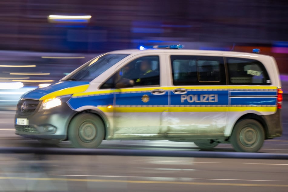 Berlin: Betrunken im Dienst: Polizist kracht auf dem Weg zum Einsatz in Auto