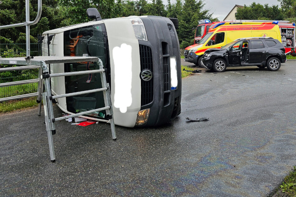 Kreuzungscrash bei Zwickau: VW-Transporter landet auf der Seite