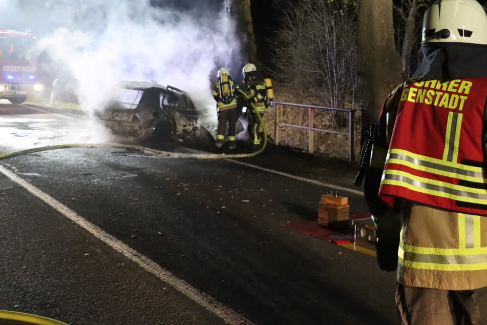 VW brennt nach Frontalcrash gegen Baum: 20-Jähriger stirbt