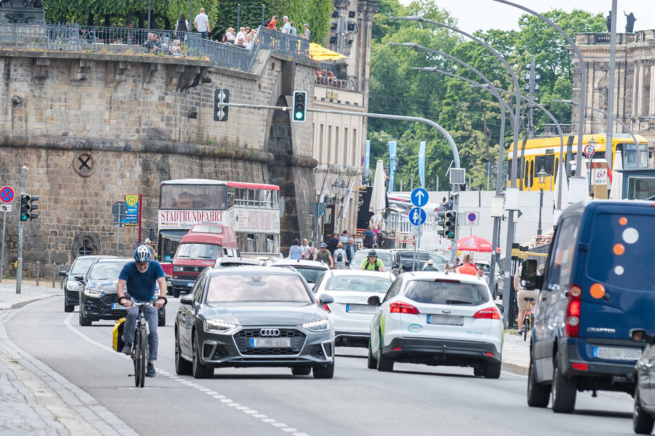 Hilft Tempo 30, damit Autofahrer den Sicherheitsabstand einhalten? Ein Verkehrsversuch soll das zeigen.
