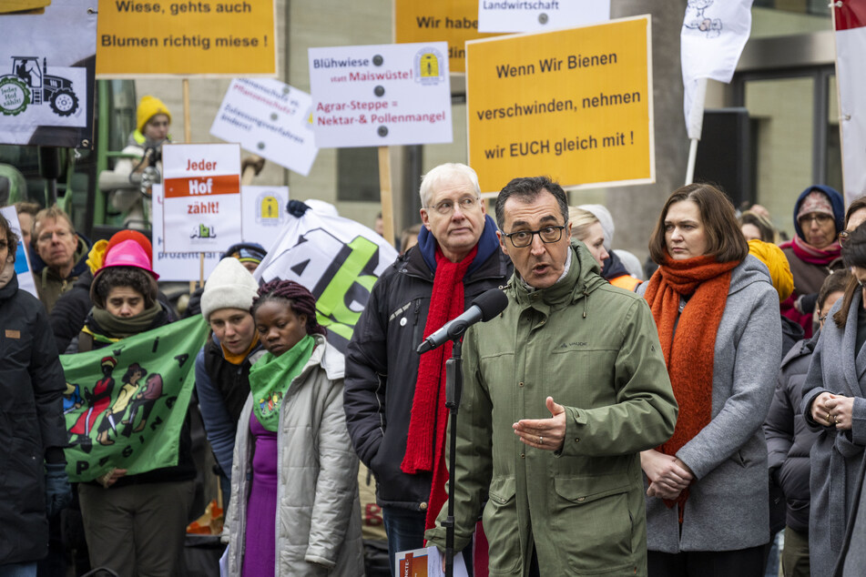 Der Landwirtschaftsminister Cem Özdemir (57, Grüne) spricht bei der Demonstration in Berlin.