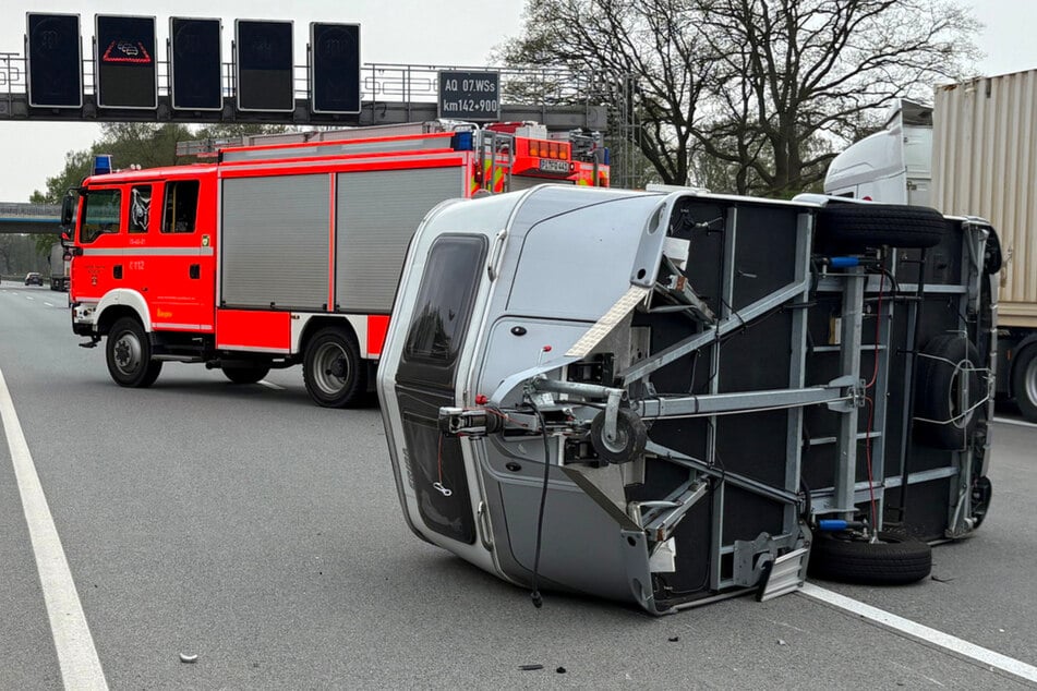 Unfall A7: Wohnwagen kippt bei Hamburg auf die Seite: A7 zeitweise voll gesperrt