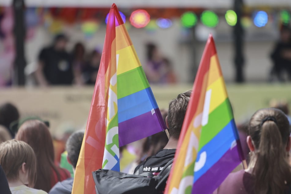 Zwei Personen attackiert und beleidigt: Täter rauben Regenbogenflagge