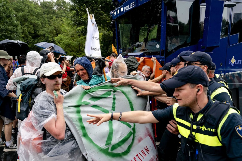 Die Polizei geht gegen Klimaaktivisten vor, die am dritten Tag in Folge auf der A12 demonstrieren.