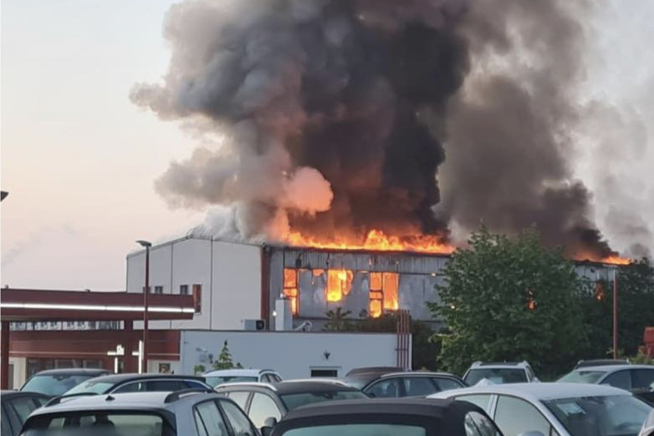 Dresden: Nach Feuerwehr-Großeinsatz: Neue Hoffnung für abgebrannte Akku-Firma