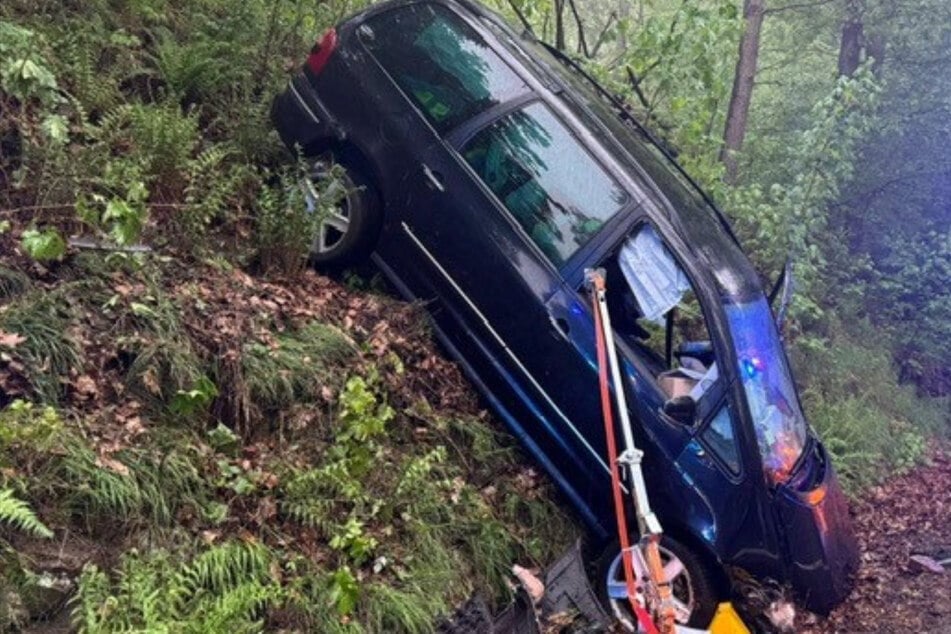 Auto bleibt nach Unfall hochkant stehen: Fahrer schwer verletzt