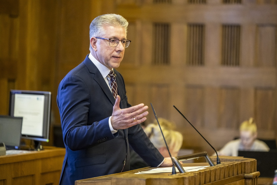 Ralph Burgharts (55, CDU) verhängte Haushaltssperre soll weg, fordern die Linken.