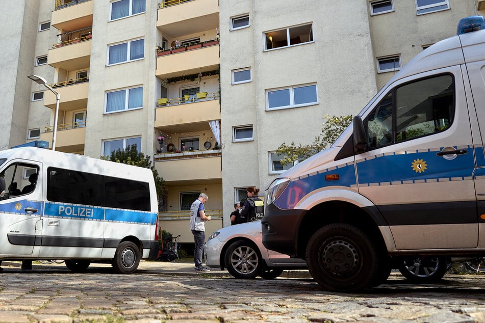 Berlin: Frau liegt schwer verletzt im Hausflur und stirbt kurz darauf: Partner im Visier der Ermittler
