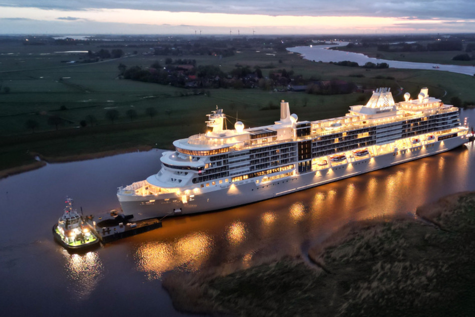 Neuester Luxusdampfer der Meyer Werft meistert Emspassage
