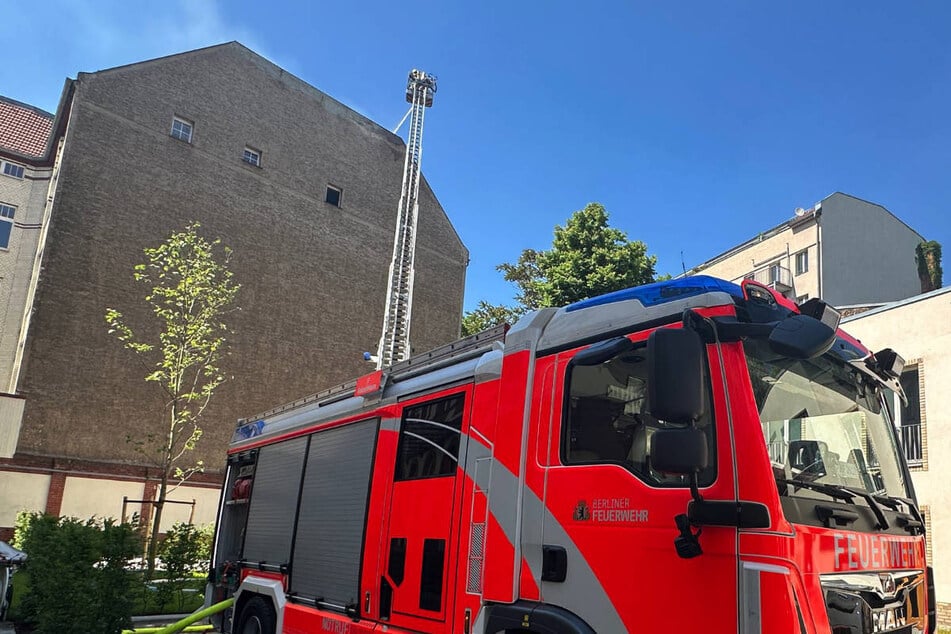 Berlin: Brennendes Haus in Mitte: Berliner Feuerwehr im Großeinsatz