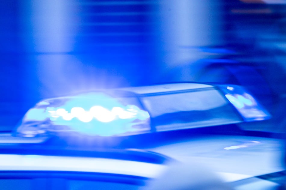 Tödliches Überholmanöver: Auto kracht gegen Baum