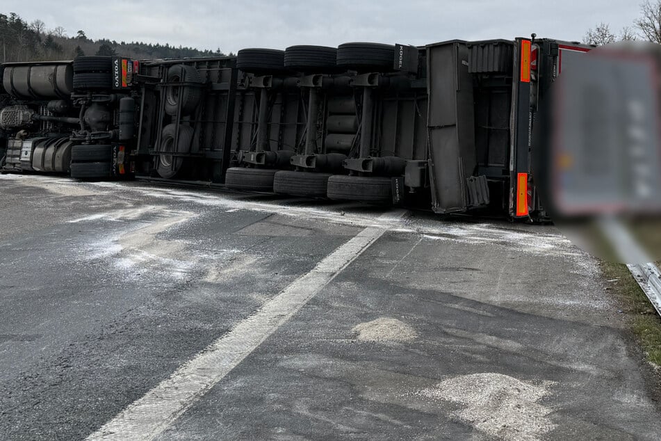 Unfall A6: Nichts geht mehr! Umgekippter 40-Tonner sorgt für Vollsperrung auf der A6