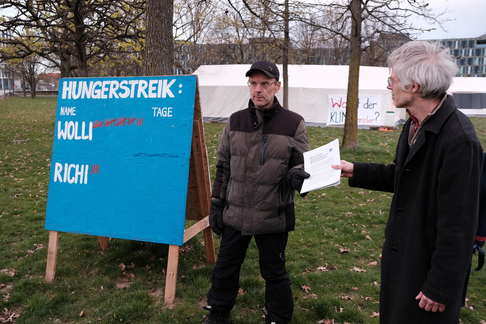 In Berlin im Spreebogenpark hat "Scientist for Future" ein Hunger-Camp errichtet.