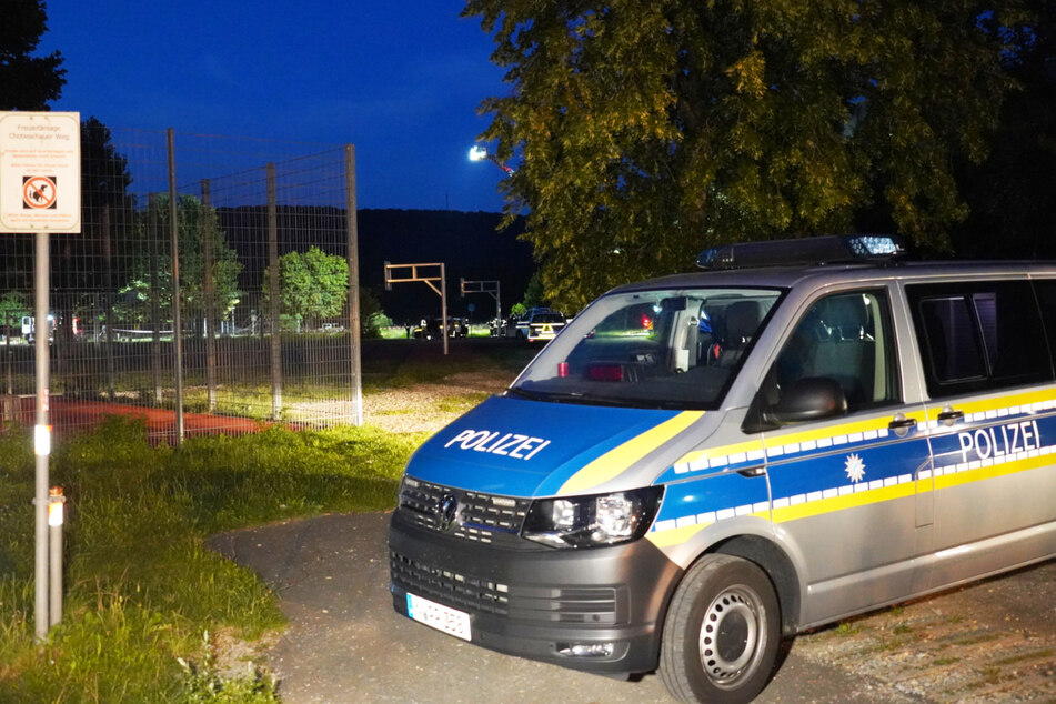 Mann sticht Frau und Tochter auf Spielplatz nieder: Erst sein Sohn kann ihn stoppen
