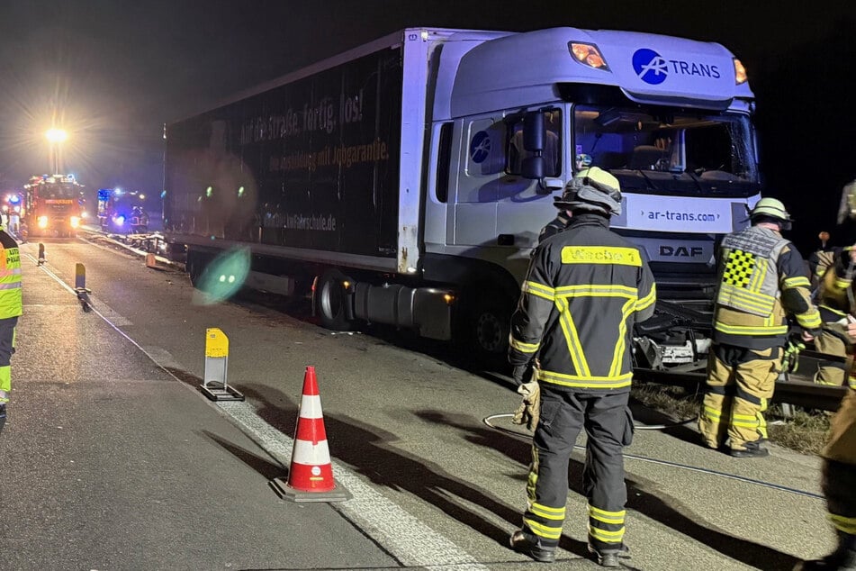 Unfall A3: Sperrung nach schwerem Unfall auf der A3: Lkw rutscht 50 Meter über Leitplanke