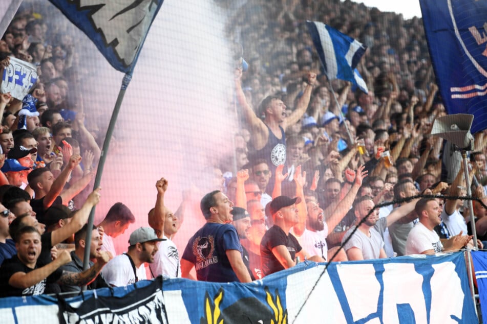 August 2019, DFB-Pokal, Karlsruher SC - Hannover 96, 1. Runde im Wildparkstadion. Karlsruher Fans bejubeln den 2:0 Sieg ihrer Mannschaft.