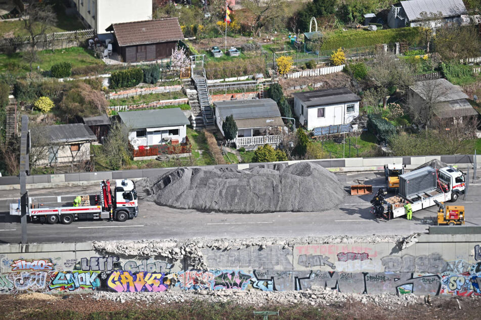 Die Vorbereitungen für die Abbrucharbeiten an der Ringbahnbrücke sind in vollem Gang.