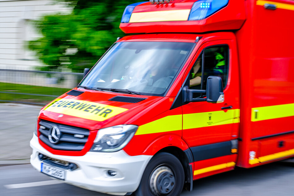 Hamburg: Flammen schlagen aus Mehrfamilienhaus: Feuerwehr mit 65 Kräften im Einsatz