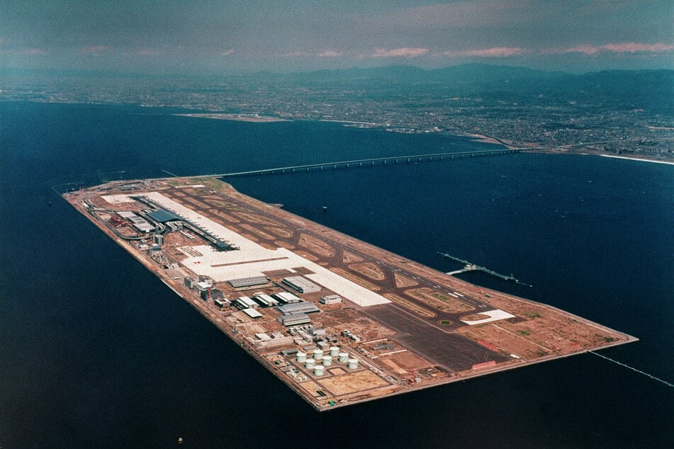 Der Flughafen wurde auf einer künstlichen Insel errichtet.