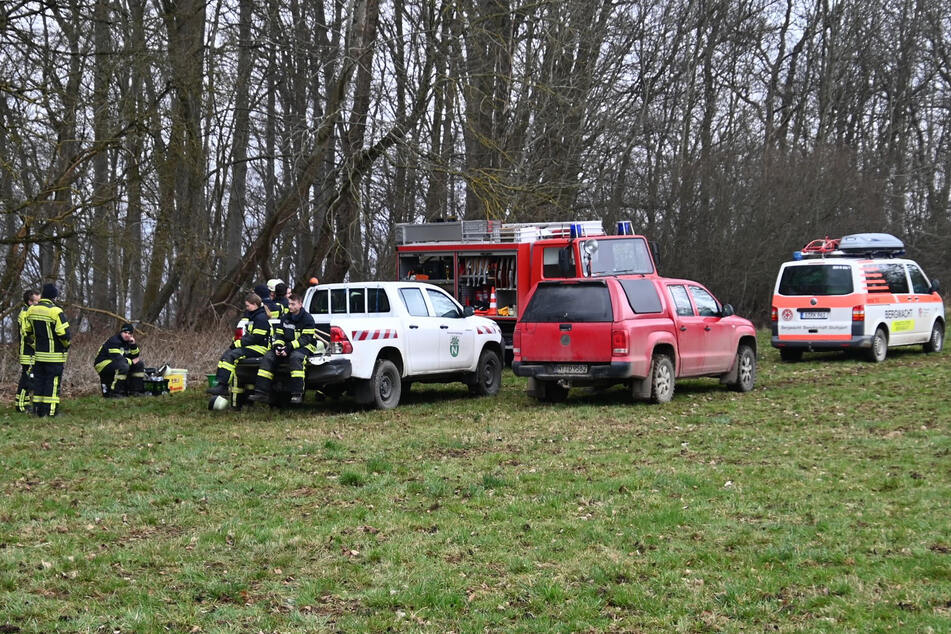 Die Unglücksstelle liegt in einem bewaldeten Gebiet. Die Maschine wurde bei dem Absturz völlig zerstört.