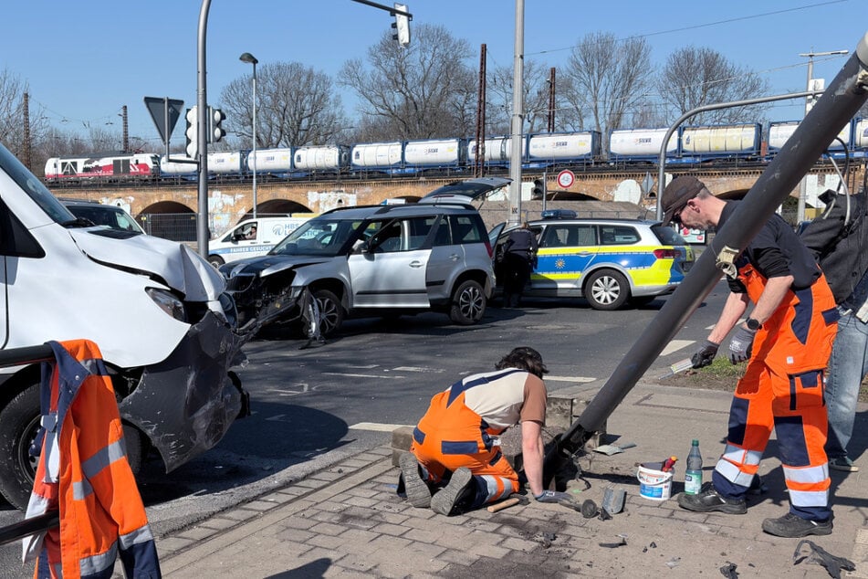 Der Mercedes Sprinter beschädigte eine Fußgängerampel.