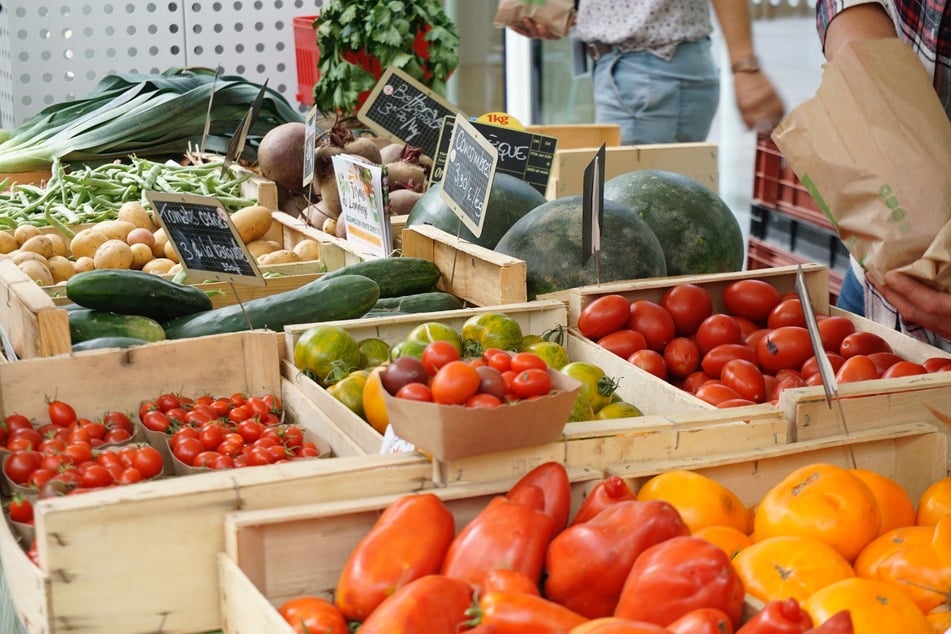 Mit Vitaminen durch die kalte Jahreszeit: Auf dem Wochenmarkt in Chemnitz gibt es eine Vielzahl an heimischen und Südfrüchten zu kaufen! (Symbolbild)