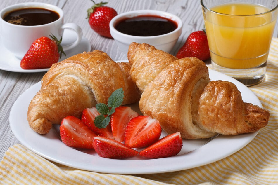 Croissants & Co. werden zum Frühstück im Dresdner Max Altstadt am Tisch serviert. (Symbolbild)