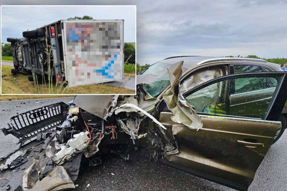 Vollsperrung auf Landstraße bei Zwickau: Audi kracht mit Transporter zusammen
