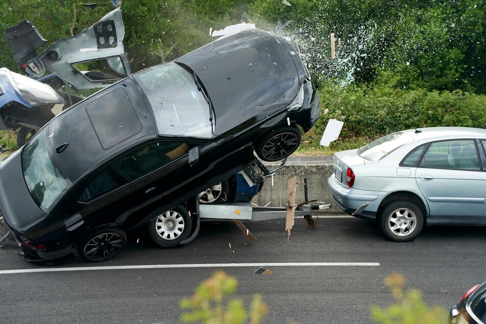 Natürlich kommt es auch in den neuen Folgen wieder zu heftigen fiktiven Unfällen und reichlich Blechschäden - alles gedreht mit professionellen Stuntmen auf einem abgesperrten Autobahnstück.