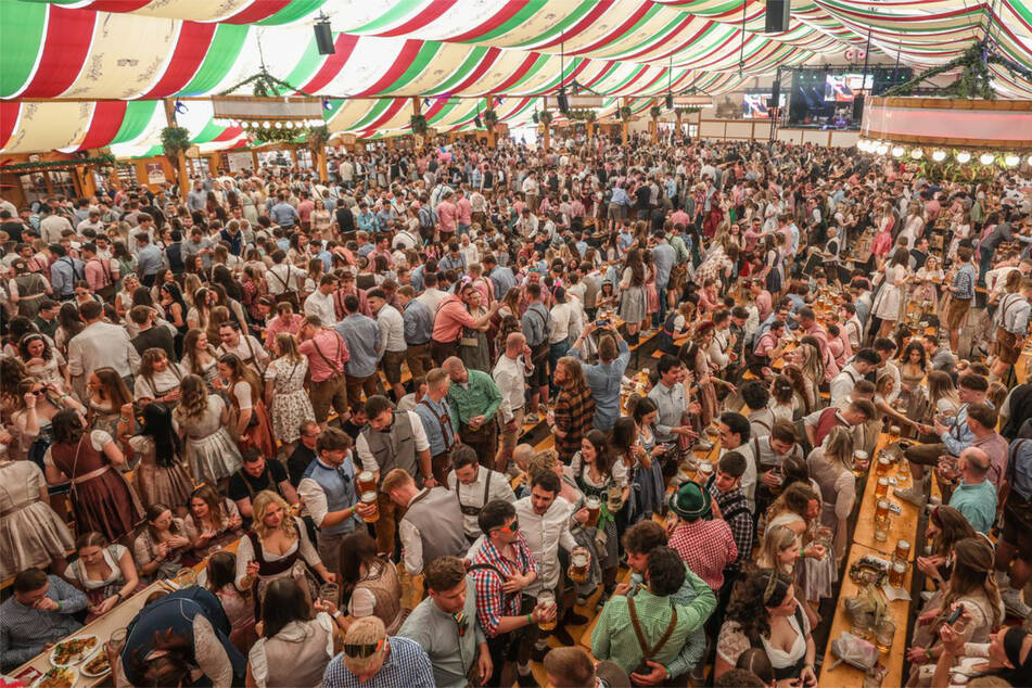 Stuttgart: Besucher-Hammer beim Stuttgarter Frühlingsfest: Darum bricht das Fest Rekorde