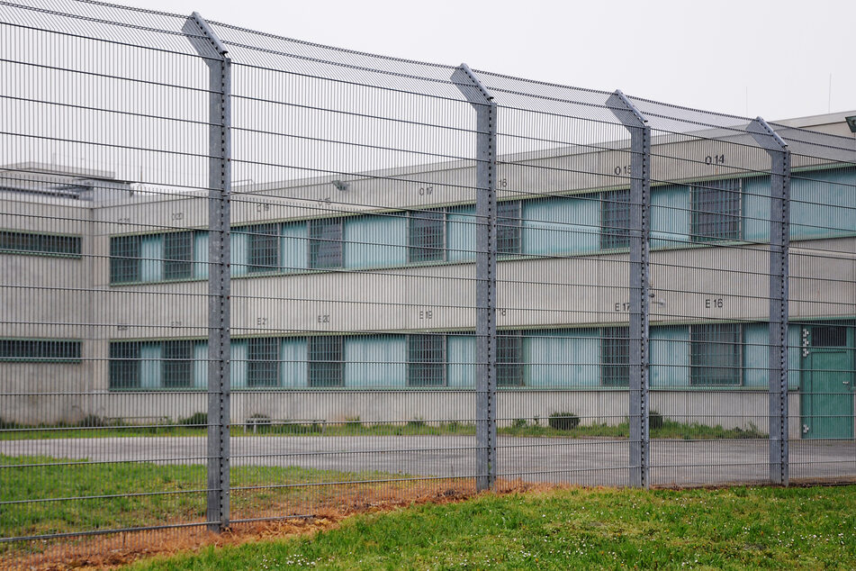 Kein Geld da? Abschiebehaft für Flüchtlinge droht zu platzen