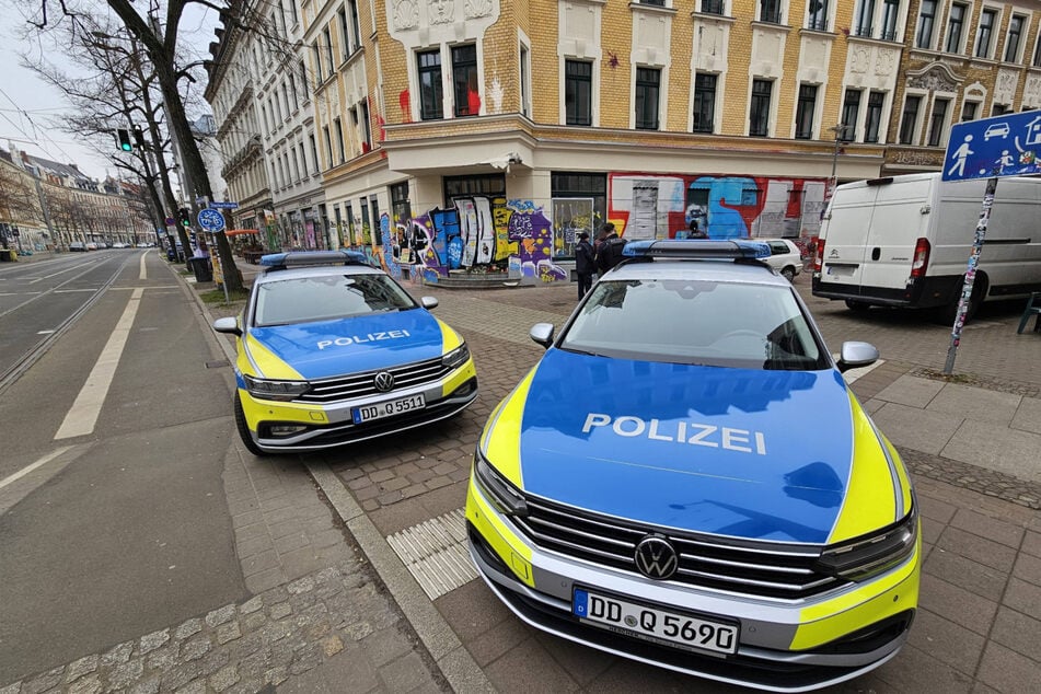 Leipzig: Flüssigkeit und komischer Geruch: Polizei und Feuerwehr durchsuchen Leipziger Gebäude