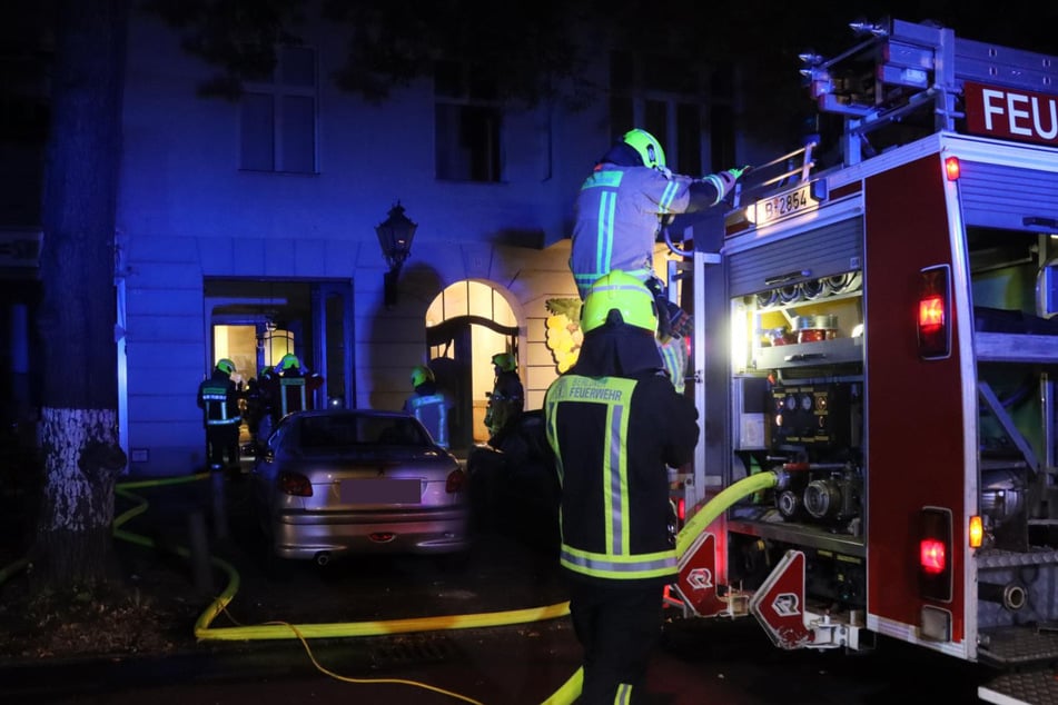 Berlin: Feuer im Keller verraucht ganzes Wohnhaus in Halensee - Eine Person verletzt!
