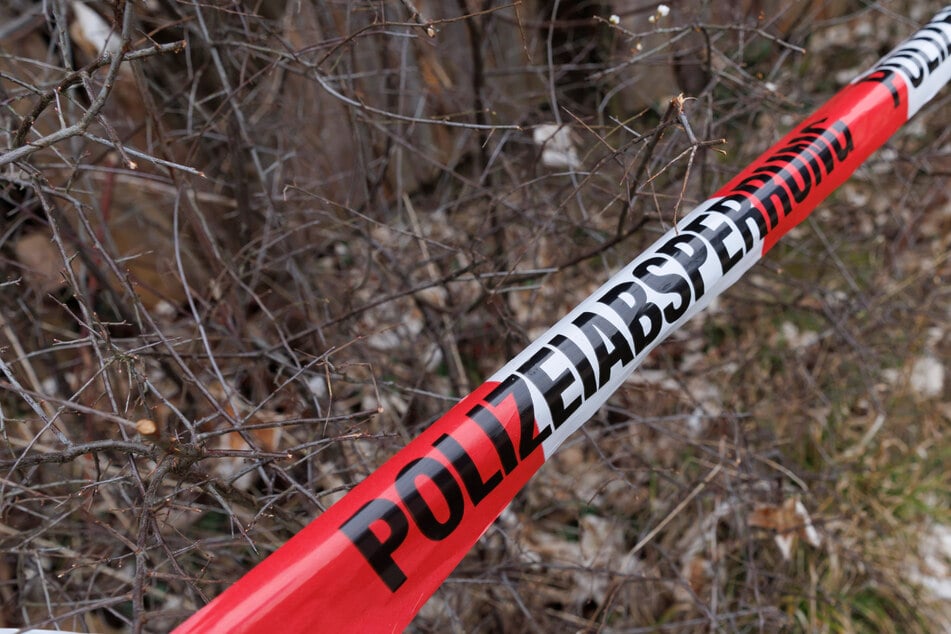 19-Jährige liegt zwei Tage lang tot in Gebüsch: Junger Mann informiert die Polizei