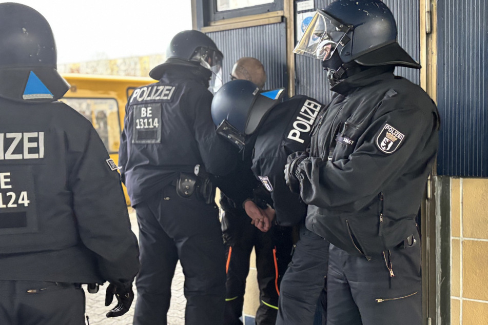 Die Polizei nahm insgesamt 30 rechtsextreme Demonstranten fest.