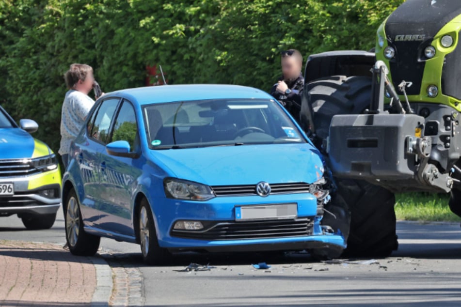 Traktor und VW krachen zusammen
