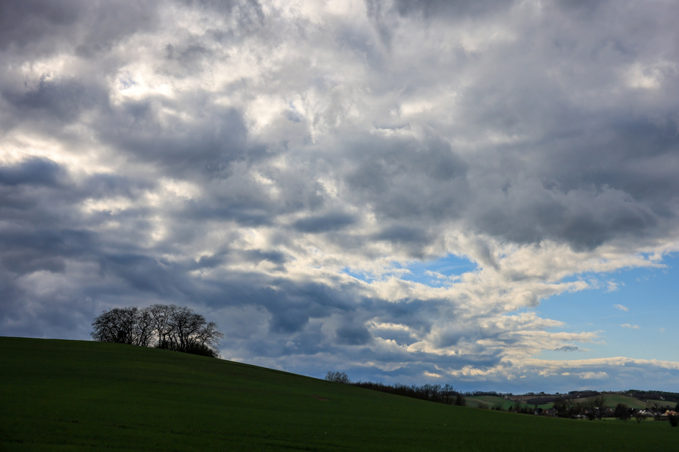 Zwischenzeitlich gibt es immer wieder Auflockerungen am Himmel. (Symbolbild)
