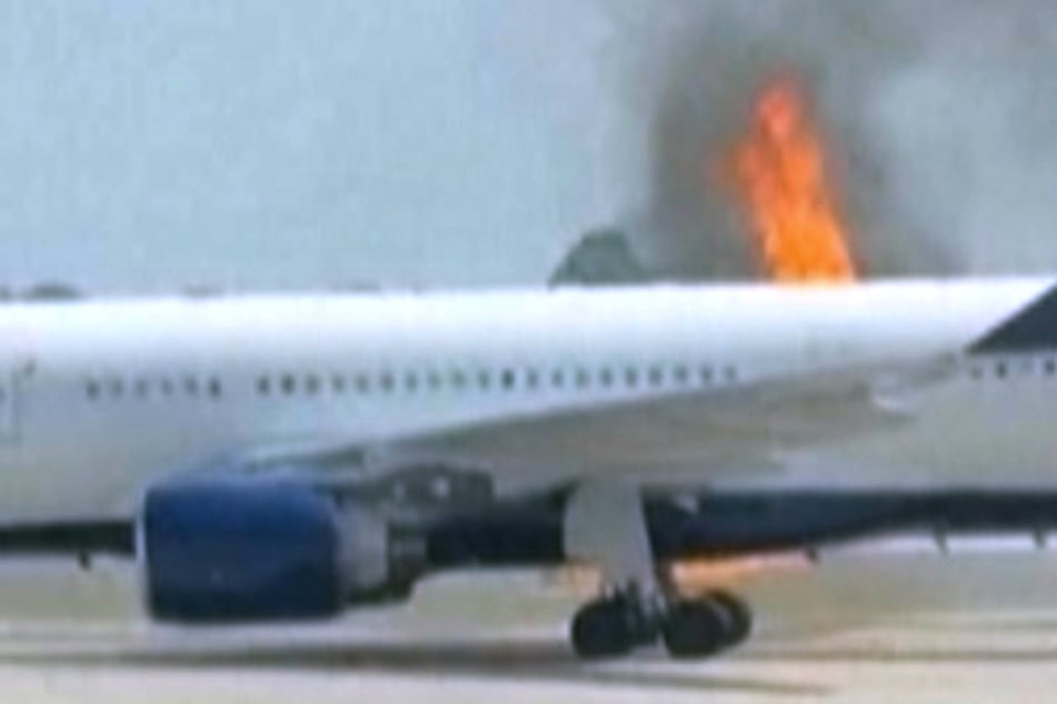 Voll besetztes Flugzeug geht kurz vor Start in Flammen auf
